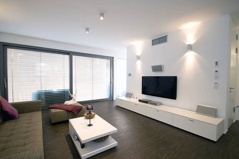 Modernes Wohnraum mit hellen Spanndecken