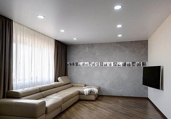 Spanndecken mit Beleuchtung in einen hellen Wohnraum