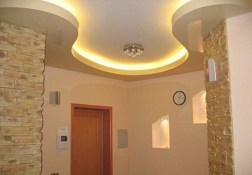 Helle mehrstufige Spanndecke mit Naturstein an den Wänden